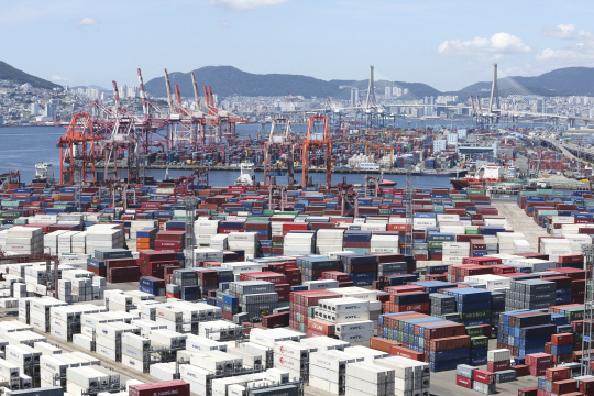 8월 1일 부산항에서 컨테이너 하역작업이 이뤄지고 있다. [연합뉴스]